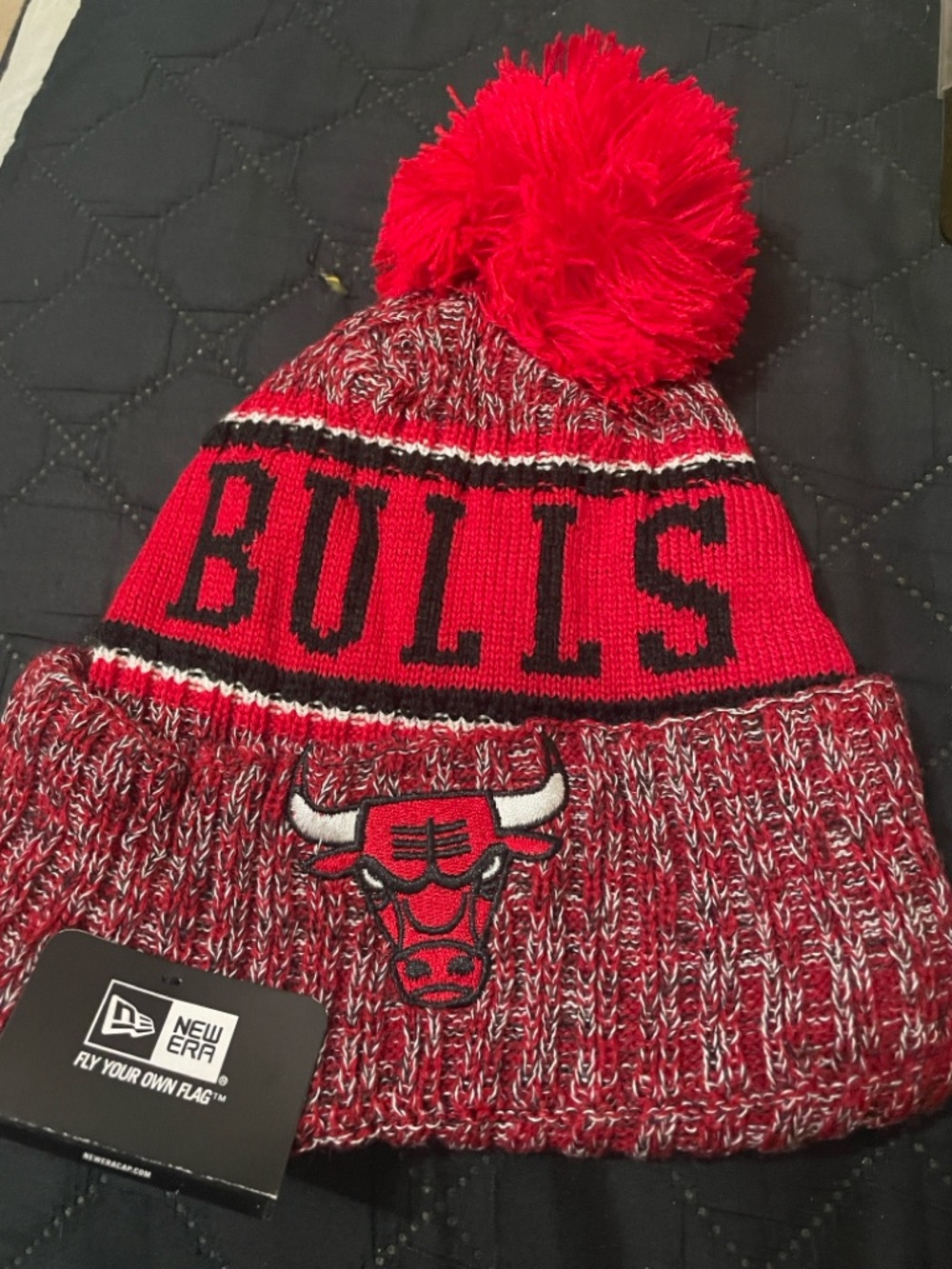New Era Chicago Bulls Pom Pom Beanie - Red & Black